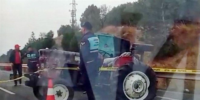 Zeytin iilerini tayan traktre kamyon arpt: 2 l, 5 yaral - Son Dakika Haber