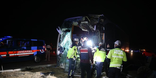 Denizli'de yolcu otobs ile minibs arpt: 10 yaral - Son Dakika Haber