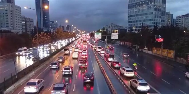 stanbul'da yeni hafta youn trafikle balad - Son Dakika Haber