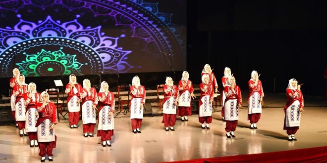 retmenler tebeiri brakp sahneye ktlar, salonu coturdular - Son Dakika Haber