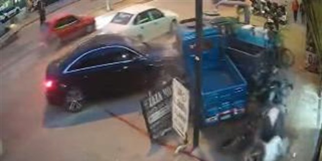 Adana'da kontrolden karak kaza yapan otomobil kamerada - Son Dakika Haber