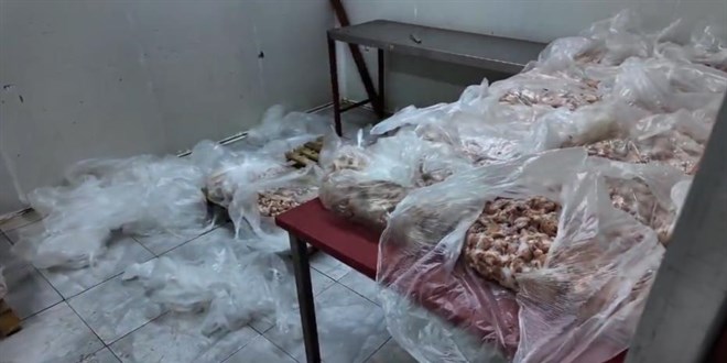 Antalya'da yaklak 25 ton bozuk tavuk rn ele geirildi - Son Dakika Haber