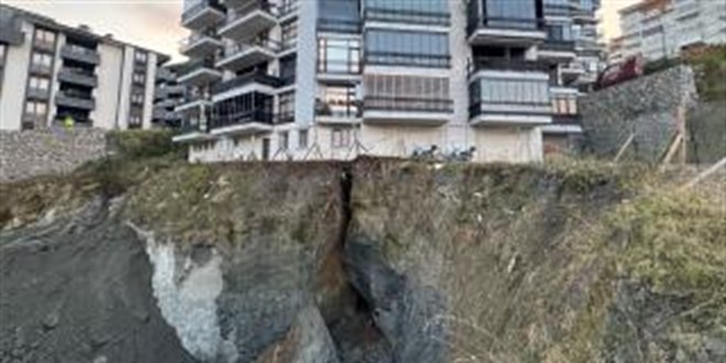 Bartn'da inaat alannda gk: Yan apartman tahliye edildi