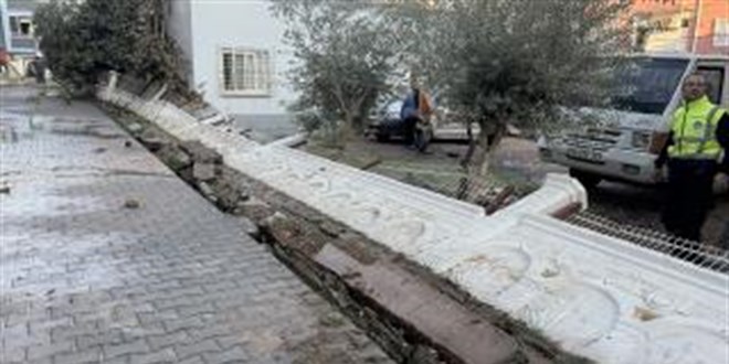 Mersin'de su borusu patlad: Siteleri su bast, istinat duvar ykld