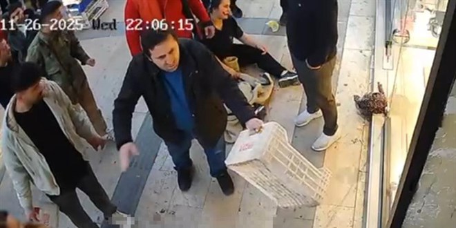 Bakl saldrya urayan kadn, esnaflar meyve kasalaryla kurtard - Son Dakika Haber