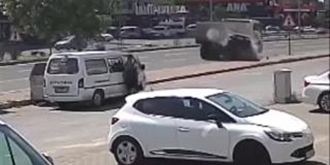 Kayseri'de hzla giden otomobil kamyona arpt