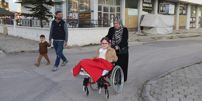 Yrek burkan manzara: Kz Zeynep'i her gn okulun 2. katna tayor! - Son Dakika Haber