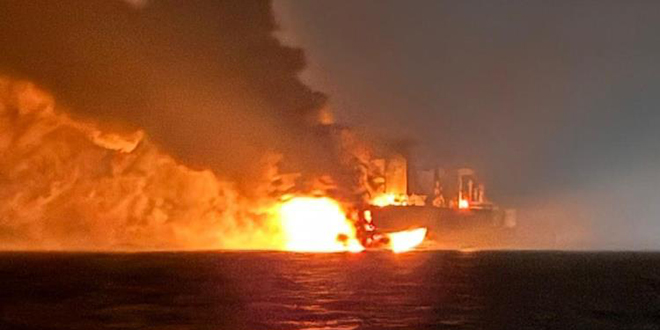 Yangn kan gemideki 25 kii tahliye edildi: Yanan gemi grntlendi