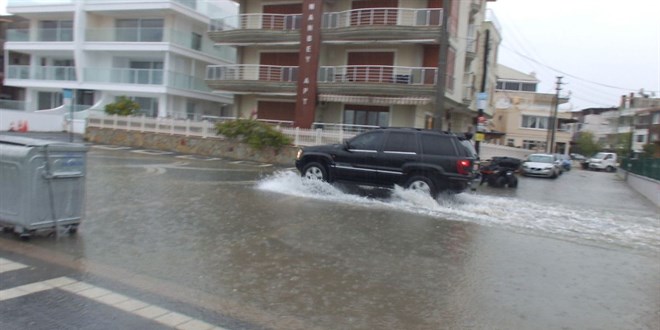 Balkesir'de etkili olan saanak ya yollar gle evirdi