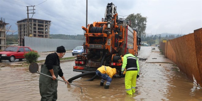 zmir'de saanak: Yollar kt, ev ve i yerlerini su bast