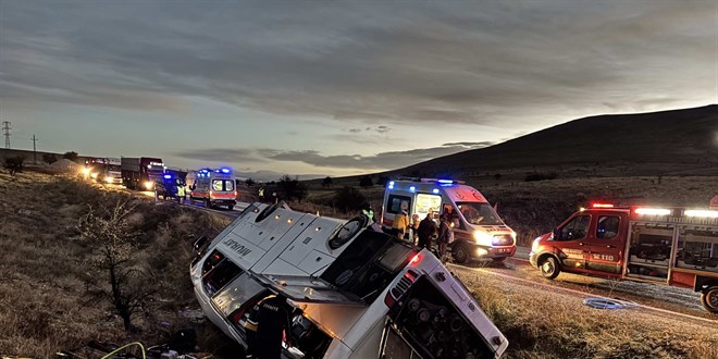 Afyonkarahisar'da yolcu otobs devrildi, 2 kii ld