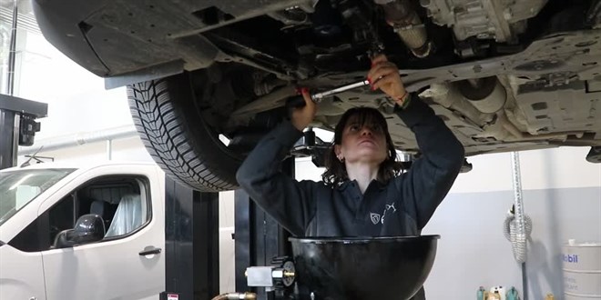 'Dilara usta' otomotiv servisinde aralarn bakmn yapyor