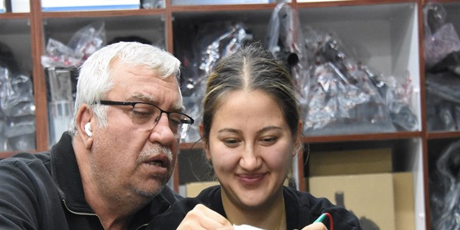 Baba ile 2 kz, 15 yldr elektronik ev aletleri tamir ediyor - Son Dakika Haber