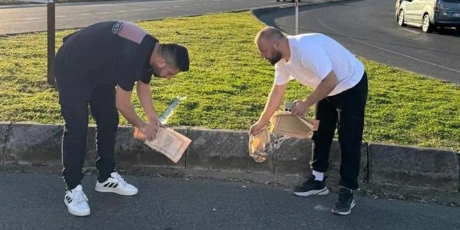 Kur'an- Kerim sayfalar yol kenarna sald! - Son Dakika Haber