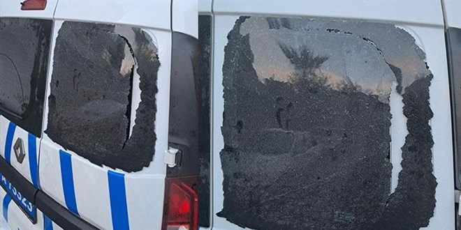 Kavga ihbarna giden ekip aracnn camn krdlar; 3 gzalt - Son Dakika Haber