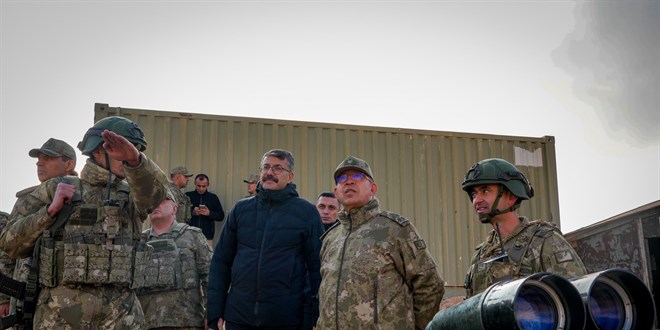 Hakkari Valisi  ve 2. Ordu Komutan askeri birlikleri ziyaret etti - Son Dakika Haber