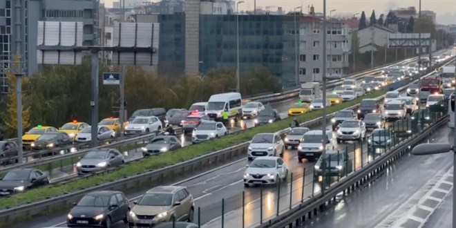 stanbul'da saanak etkili oldu: Trafik younluu yzde 80'e ulat