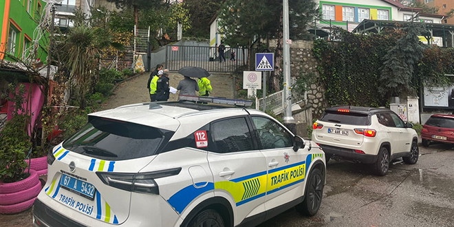 Park halindeyken hareket eden kamyonet 4 yandaki Sarp' ldrd