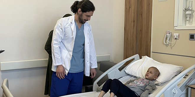 7 yandaki Ensar, beynindeki tmrden 5 saatlik ameliyatla kurtuldu - Son Dakika Haber