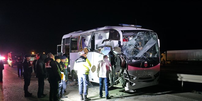 Cezaevi nakil arac, kaza yapan aralara arpt: 23 yaral