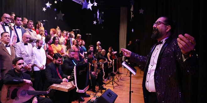 Gndz ifa datyor, akam kurduu koroyla sahne alyor - Son Dakika Haber