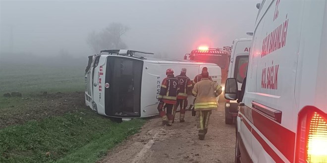 Balkesir'de renci servisi devrildi: 9 yaral - Son Dakika Haber