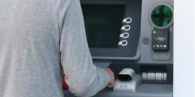 Kartn yutan ATM'ye sinirlendi, gvenlik grevlisini baklad - Son Dakika Haber