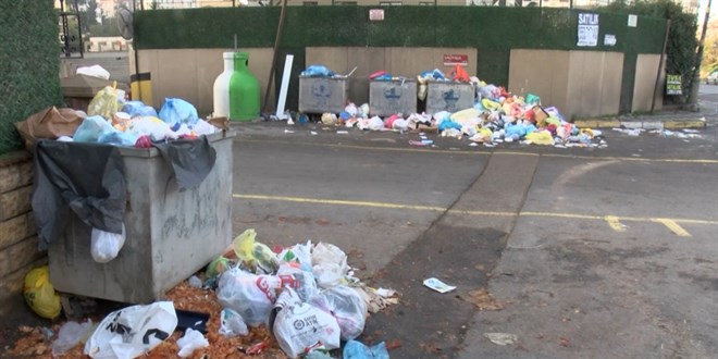 CHP'li belediyede iiler greve balad: Konteynerler ple dolup tat