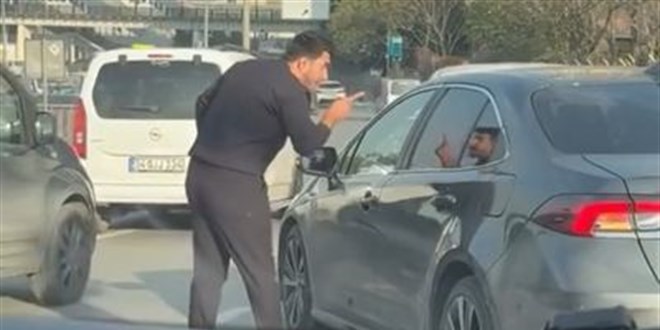 stanbul'da yol verme tartmasnda bir otomobilin camlar yumrukland