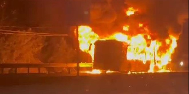 Arnavutky'de seyir halindeki ETT otobs yand - Son Dakika Haber