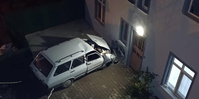 Kontrolden kan ara evin duvarna arpt: 1 l, 1 yaral - Son Dakika Haber