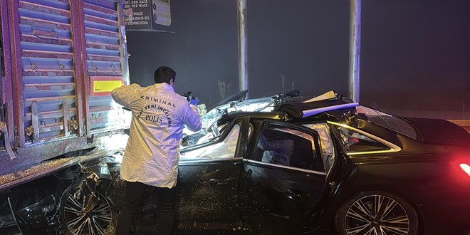 Otomobil tra girdi, 4 kii yaamn yitirdi - Son Dakika Haber