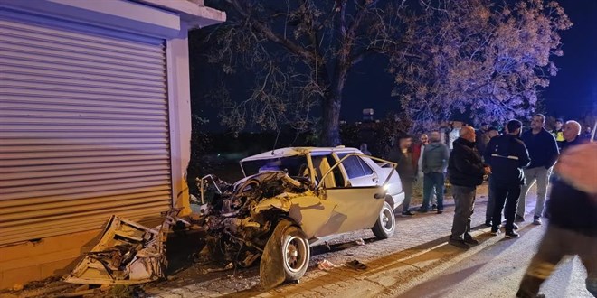 Otomobil konteynere, kamyonete ve evin duvarna arpt: 1 l