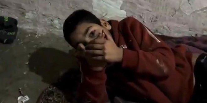 Vicdanlar szlatan grnt: Gvercin kmesinde tutulan engelli ocuk kurtarld - Son Dakika Haber