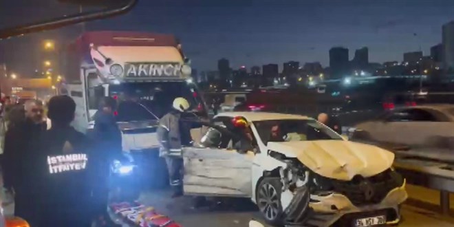 stanbul'da zincirleme kaza: Trafik durdu, yarallar var
