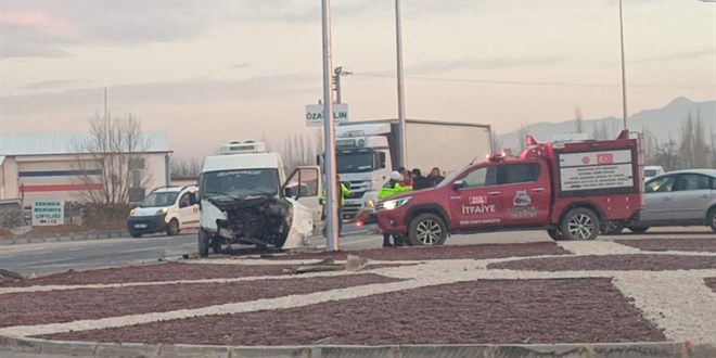 Afyonkarahisar'da renci servisi ile kamyonet arpt: 14 yaral