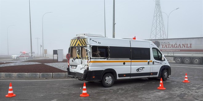 Afyonkarahisar'da renci servisi devrildi: 20 yaral