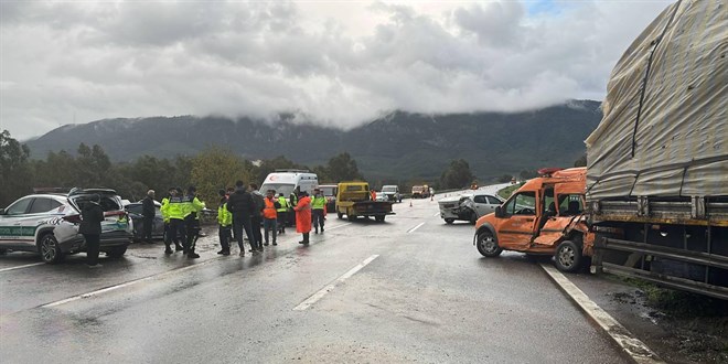 zmir'de zincirleme trafik kazasnda 2'si jandarma 4 kii yaraland - Son Dakika Haber