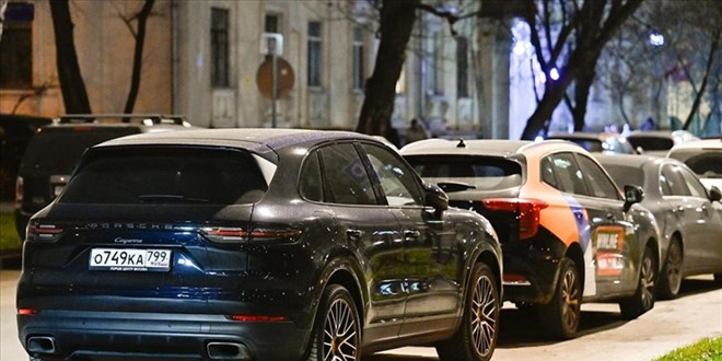 Rusya'da yzlerce Porsche sahibi aralarn altrmakta sorun yaad