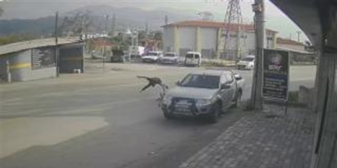 Otomobille arpan motosikletli, metrelerce savruldu - Son Dakika Haber