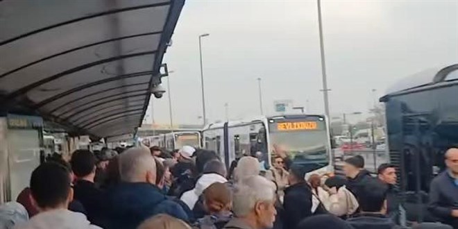 stanbul'da durakta baylan ocuk metrobsn altnda kald