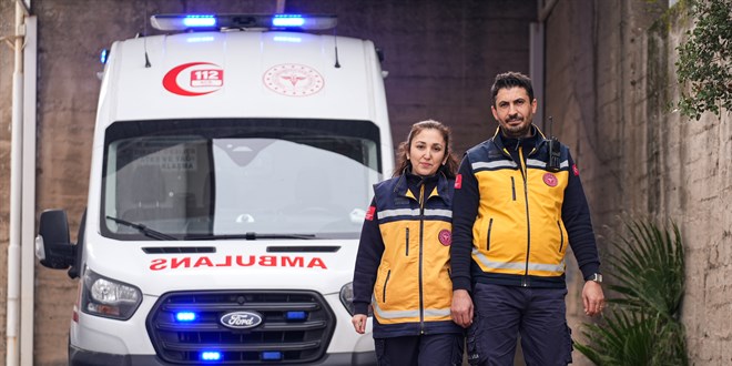 Salk ift ayn ambulansta hastalarn yardmna kouyor