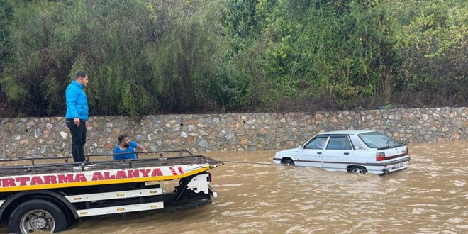 Alanya-Antalya karayolunda aralar mahsur kald