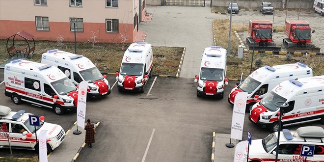 112 Acil Salk ekipleri hastalara ulamak iin greve hazr