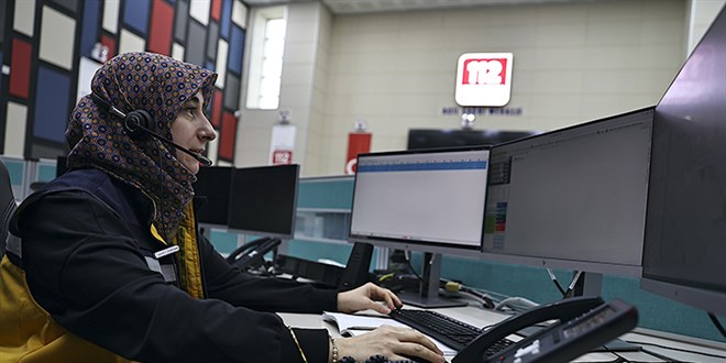 Kadn paramedikler hayat kurtarmak iin zamanla yaryor