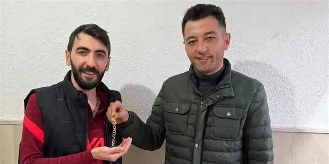 Ar'da kaybolan altn bileklii jandarma personeli teslim etti