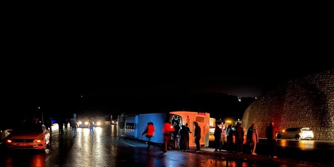 Osmaniye'de devrilen yolcu otobsndeki 3 kii yaraland