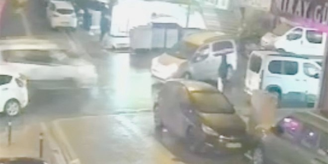 stanbul Esenyurt'ta hafif ticari aracn arpt adam yaraland