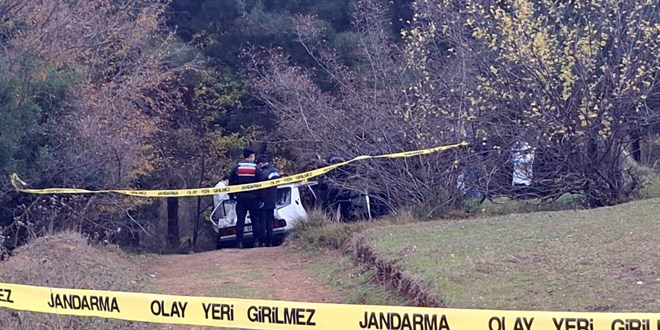 Samsun'da bo�anm�� �ift otomobil i�inde �l� bulundu