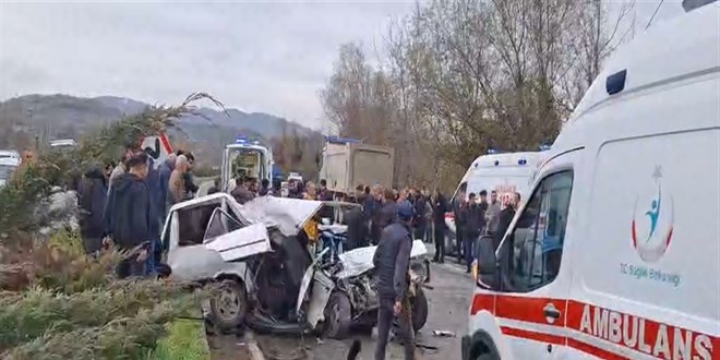 Kamyonla arpan otomobil ikiye blnd: 1 l, 2 yaral - Son Dakika Haber